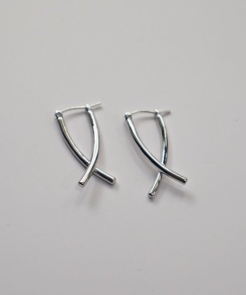 CEMONEMO（セモネモ）の「【金属アレルギー対応】 カーブ クロス ピアス / silver925ポスト（ピアス（両耳用）・レディース・シルバー/ゴールド・FREE）」の8枚目の写真