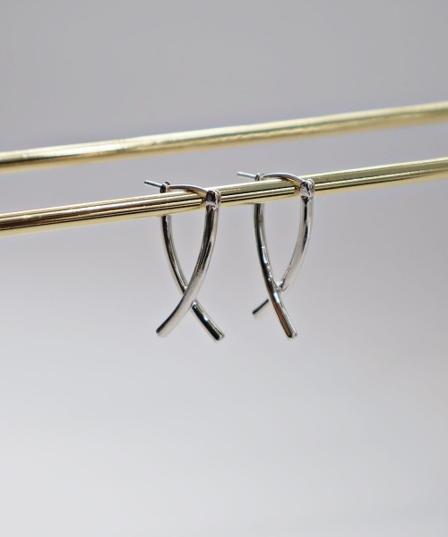 CEMONEMO（セモネモ）の「【金属アレルギー対応】 カーブ クロス ピアス / silver925ポスト（ピアス（両耳用）・レディース・シルバー/ゴールド・FREE）」の9枚目の写真