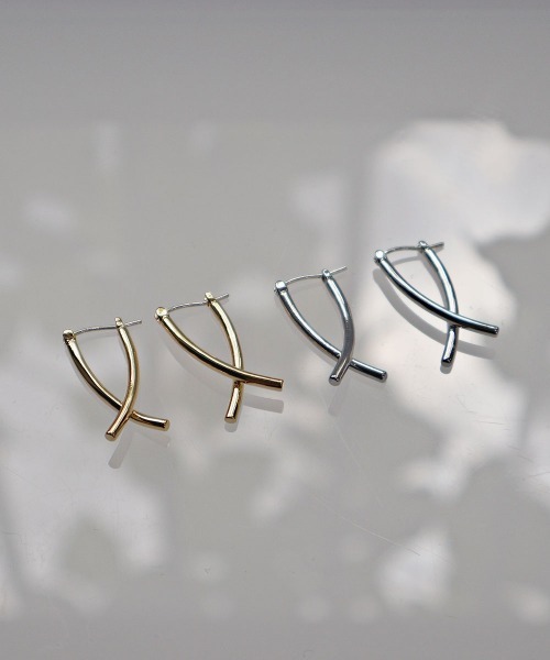 CEMONEMO（セモネモ）の「【金属アレルギー対応】 カーブ クロス ピアス / silver925ポスト（ピアス（両耳用）・レディース・シルバー/ゴールド・FREE）」の11枚目の写真