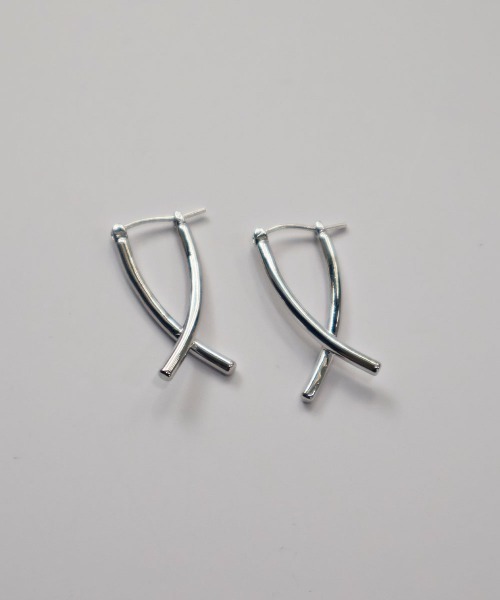 CEMONEMO（セモネモ）の「【金属アレルギー対応】 カーブ クロス ピアス / silver925ポスト（ピアス（両耳用）・レディース・シルバー/ゴールド・FREE）」の15枚目の写真