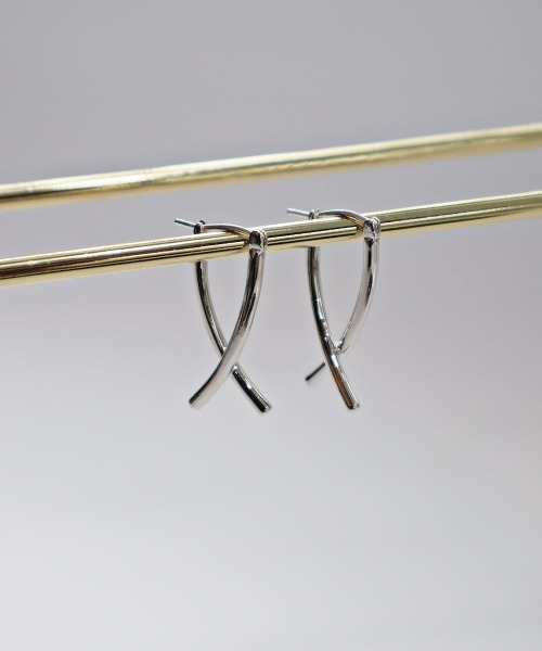 CEMONEMO（セモネモ）の「【金属アレルギー対応】 カーブ クロス ピアス / silver925ポスト（ピアス（両耳用）・レディース・シルバー/ゴールド・FREE）」の16枚目の写真