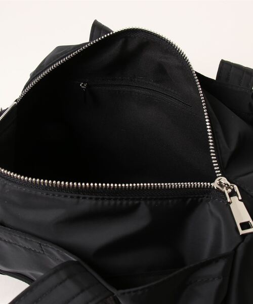 SPINNS（スピンズ）の「【2色カラー展開】メタリックボストンバッグ（ボストンバッグ・レディース・ブラック/シルバー・ONESIZE）」の5枚目の写真