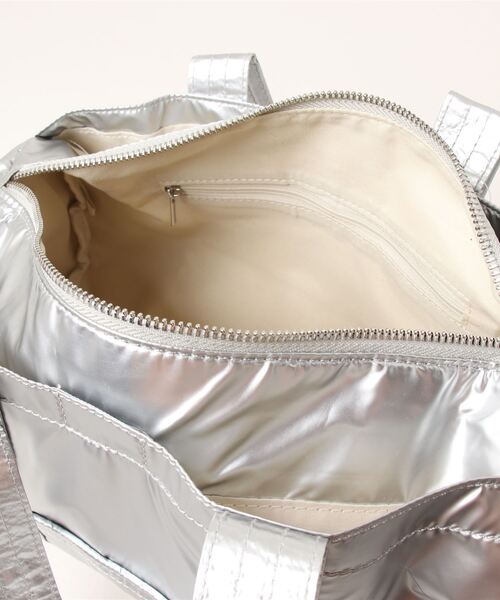 SPINNS（スピンズ）の「【2色カラー展開】メタリックボストンバッグ（ボストンバッグ・レディース・ブラック/シルバー・ONESIZE）」の6枚目の写真