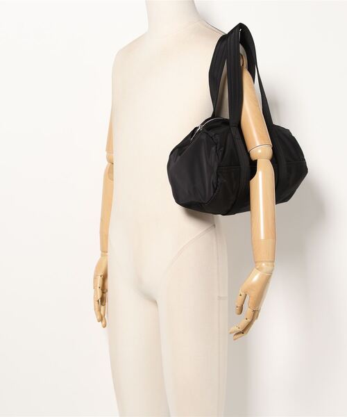 SPINNS（スピンズ）の「【2色カラー展開】メタリックボストンバッグ（ボストンバッグ・レディース・ブラック/シルバー・ONESIZE）」の7枚目の写真