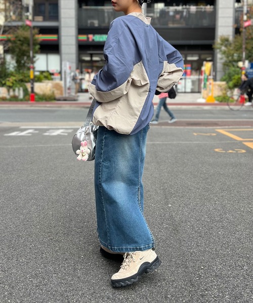 SPINNS（スピンズ）の「【2色カラー展開】メタリックボストンバッグ（ボストンバッグ・レディース・ブラック/シルバー・ONESIZE）」の8枚目の写真