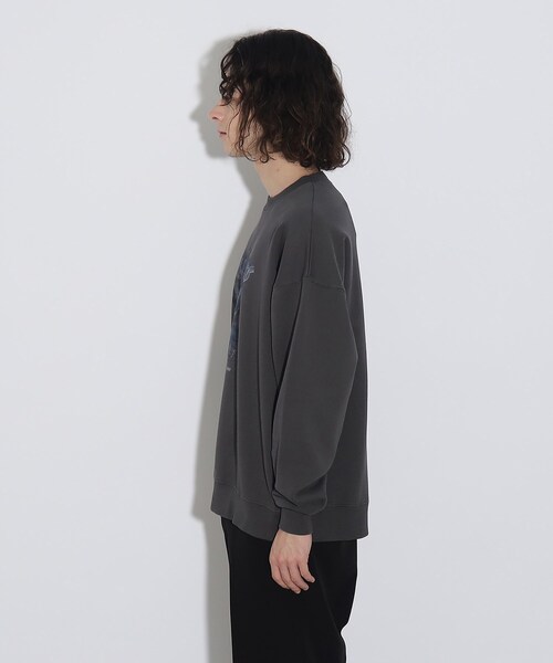 tk.TAKEO KIKUCHI（ティーケータケオキクチ）の「◆ロックグラフィックスウェットプルオーバー（スウェット・メンズ・チャコール/ブラック系・02/03）」の5枚目の写真