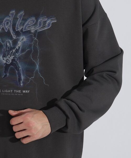 tk.TAKEO KIKUCHI（ティーケータケオキクチ）の「◆ロックグラフィックスウェットプルオーバー（スウェット・メンズ・チャコール/ブラック系・02/03）」の8枚目の写真