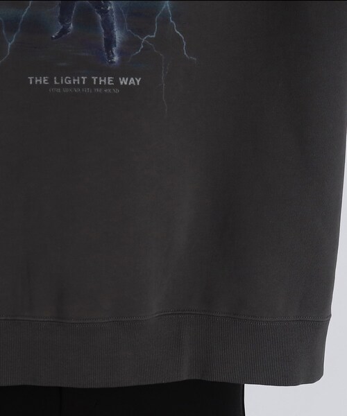 tk.TAKEO KIKUCHI（ティーケータケオキクチ）の「◆ロックグラフィックスウェットプルオーバー（スウェット・メンズ・チャコール/ブラック系・02/03）」の9枚目の写真