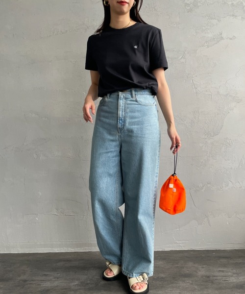 Calvin Klein（カルバン・クライン）の「[Calvin Klein/カルバンクライン] アーカイブワンポイントロゴ刺繍Tシャツ（Tシャツ/カットソー・レディース・ホワイト/ブラック・S）」の4枚目の写真