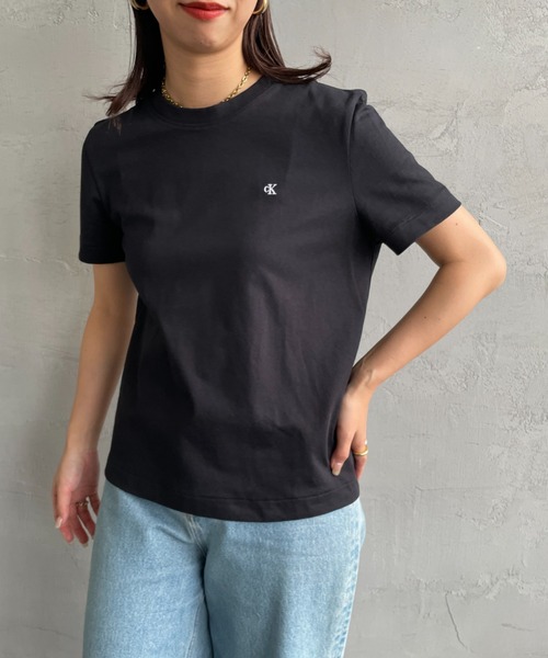 Calvin Klein（カルバン・クライン）の「[Calvin Klein/カルバンクライン] アーカイブワンポイントロゴ刺繍Tシャツ（Tシャツ/カットソー・レディース・ホワイト/ブラック・S）」の18枚目の写真