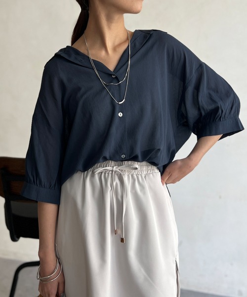 Chez toi(シェトワ)の「セミシアーBACKギャザーシャツ(シャツ/ブラウス・レディース・ネイビー/ゴールド/アイボリー/ブラック・FREE)」の4枚目の写真