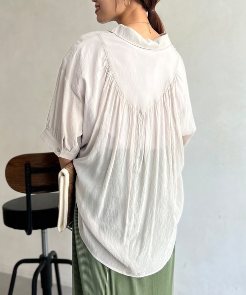 Chez toi(シェトワ)の「セミシアーBACKギャザーシャツ(シャツ/ブラウス・レディース・ネイビー/ゴールド/アイボリー/ブラック・FREE)」の2枚目の写真