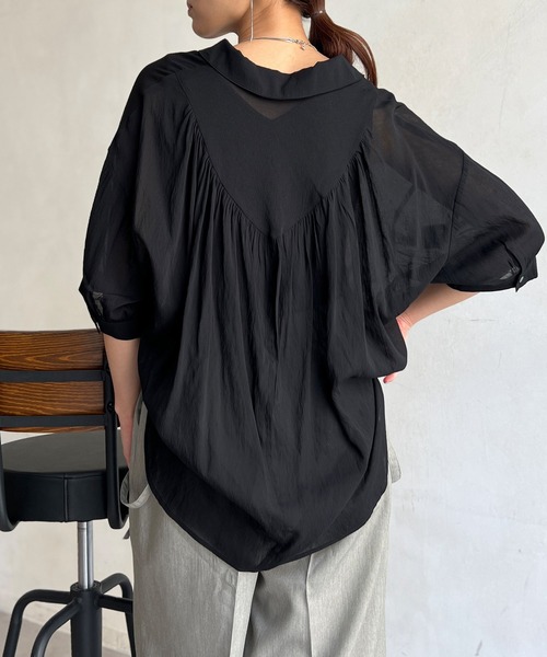 Chez toi(シェトワ)の「セミシアーBACKギャザーシャツ(シャツ/ブラウス・レディース・ネイビー/ゴールド/アイボリー/ブラック・FREE)」の3枚目の写真