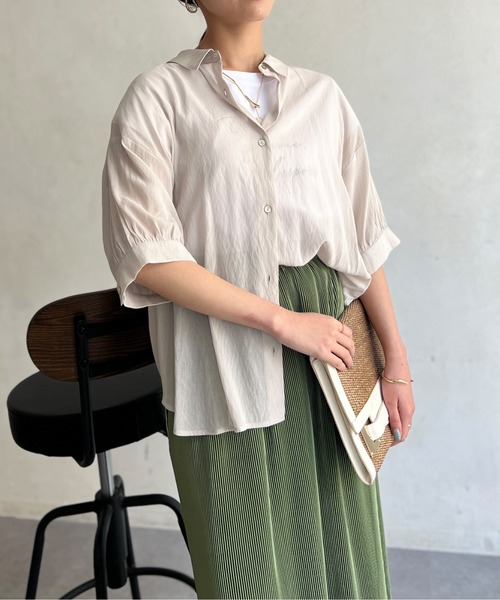 Chez toi(シェトワ)の「セミシアーBACKギャザーシャツ(シャツ/ブラウス・レディース・ネイビー/ゴールド/アイボリー/ブラック・FREE)」の9枚目の写真