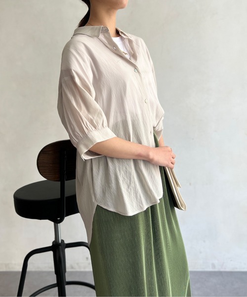 Chez toi(シェトワ)の「セミシアーBACKギャザーシャツ(シャツ/ブラウス・レディース・ネイビー/ゴールド/アイボリー/ブラック・FREE)」の11枚目の写真