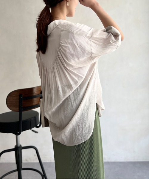 Chez toi(シェトワ)の「セミシアーBACKギャザーシャツ(シャツ/ブラウス・レディース・ネイビー/ゴールド/アイボリー/ブラック・FREE)」の12枚目の写真