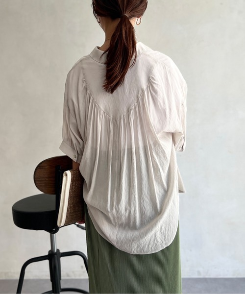 Chez toi(シェトワ)の「セミシアーBACKギャザーシャツ(シャツ/ブラウス・レディース・ネイビー/ゴールド/アイボリー/ブラック・FREE)」の13枚目の写真