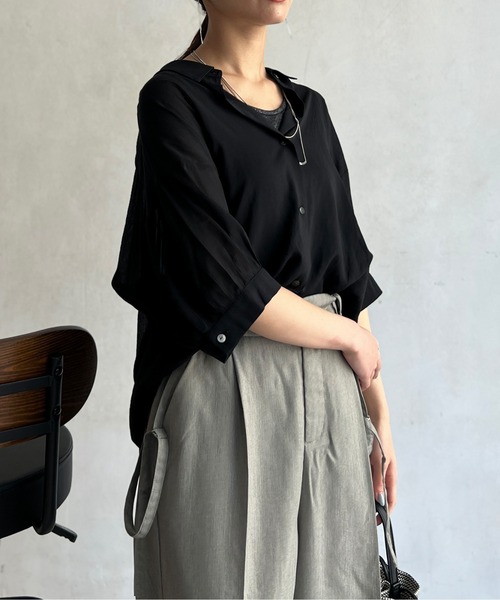 Chez toi(シェトワ)の「セミシアーBACKギャザーシャツ(シャツ/ブラウス・レディース・ネイビー/ゴールド/アイボリー/ブラック・FREE)」の21枚目の写真