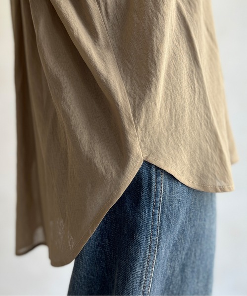 Chez toi(シェトワ)の「セミシアーBACKギャザーシャツ(シャツ/ブラウス・レディース・ネイビー/ゴールド/アイボリー/ブラック・FREE)」の5枚目の写真