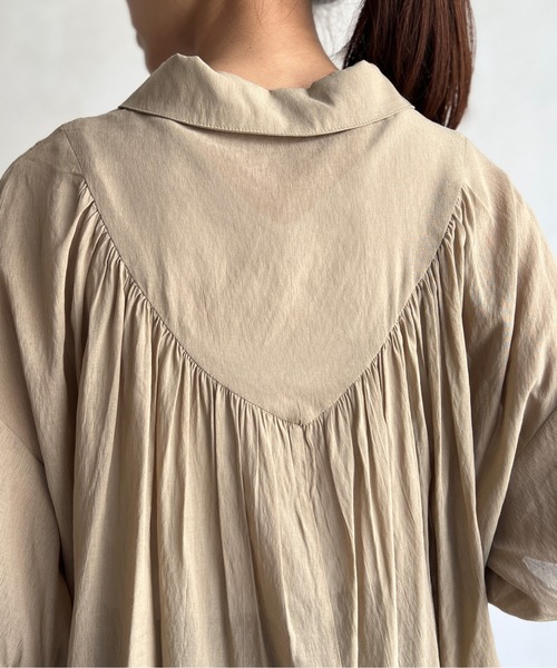 Chez toi(シェトワ)の「セミシアーBACKギャザーシャツ(シャツ/ブラウス・レディース・ネイビー/ゴールド/アイボリー/ブラック・FREE)」の6枚目の写真