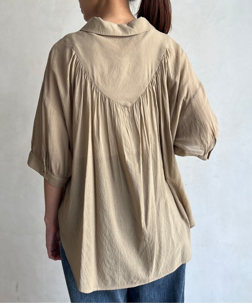 Chez toi(シェトワ)の「セミシアーBACKギャザーシャツ(シャツ/ブラウス・レディース・ネイビー/ゴールド/アイボリー/ブラック・FREE)」の7枚目の写真