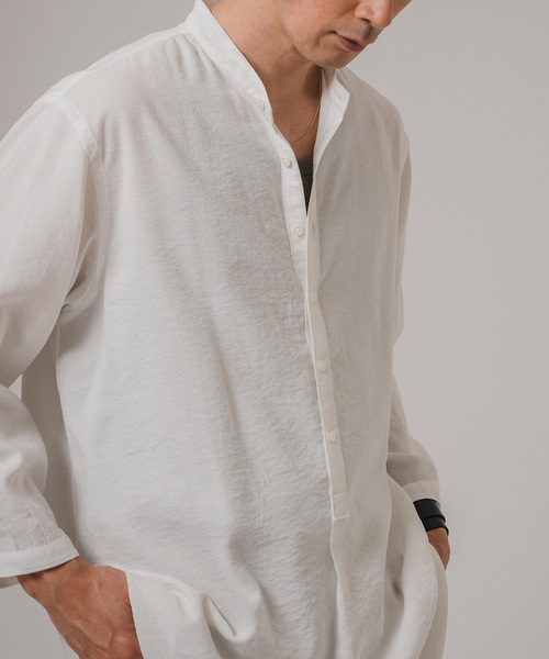 EDIFICE（エディフィス）の「"WEB限定" リバウンド ドビー 8分袖 バンドカラープルオーバーシャツ（シャツ/ブラウス・メンズ・ネイビー/ベージュ系その他/ホワイト・LARGE/MEDIUM）」の2枚目の写真