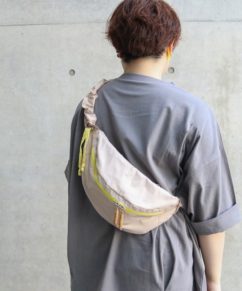 ACCOMMODE（アコモデ）の「ドロストショルダーボディバッグ（ボディバッグ/ウエストポーチ・レディース・ブラック/ライトベージュ/ライトブルー・FREE）」の3枚目の写真