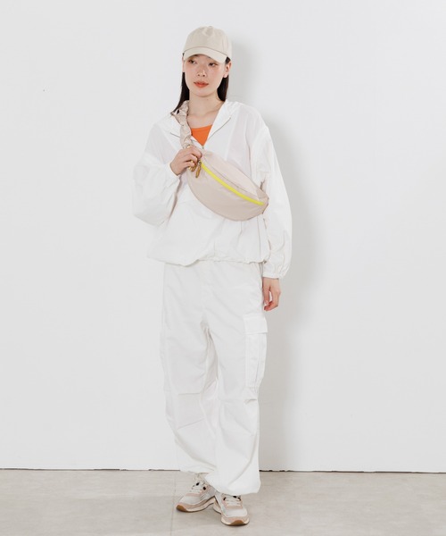 ACCOMMODE（アコモデ）の「ドロストショルダーボディバッグ（ボディバッグ/ウエストポーチ・レディース・ブラック/ライトベージュ/ライトブルー・FREE）」の5枚目の写真