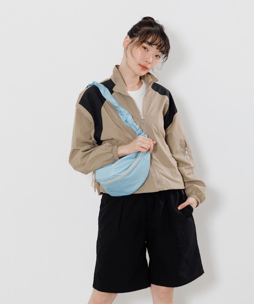 ACCOMMODE（アコモデ）の「ドロストショルダーボディバッグ（ボディバッグ/ウエストポーチ・レディース・ブラック/ライトベージュ/ライトブルー・FREE）」の10枚目の写真