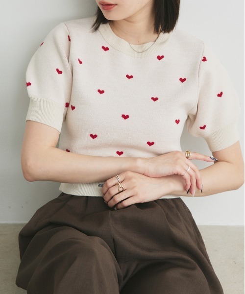 ad thie(アドティエ)の「ハート総柄 パフスリーブニット(ニット/セーター・レディース・アイボリー/杢グレー/ブラック・FREE)」の1枚目の写真