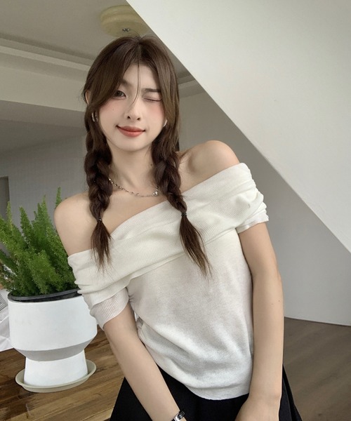 shopnikoniko(ショップニコニコ)の「サイドギャザー オフショルダー トップス(Tシャツ/カットソー・レディース・ホワイト/ブラック・フリー)」の10枚目の写真