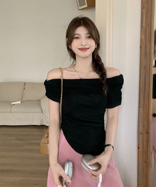 shopnikoniko(ショップニコニコ)の「サイドギャザー オフショルダー トップス(Tシャツ/カットソー・レディース・ホワイト/ブラック・フリー)」の5枚目の写真
