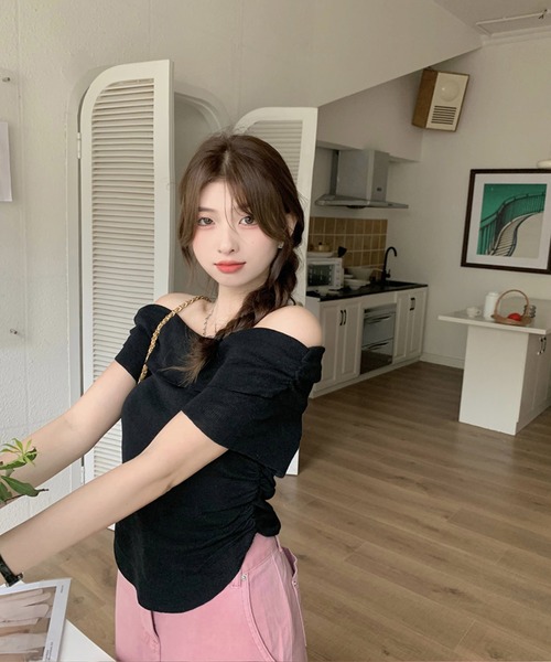 shopnikoniko(ショップニコニコ)の「サイドギャザー オフショルダー トップス(Tシャツ/カットソー・レディース・ホワイト/ブラック・フリー)」の6枚目の写真