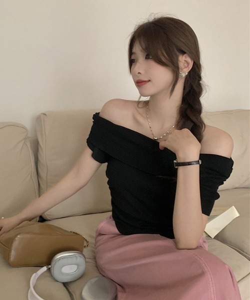 shopnikoniko(ショップニコニコ)の「サイドギャザー オフショルダー トップス(Tシャツ/カットソー・レディース・ホワイト/ブラック・フリー)」の4枚目の写真