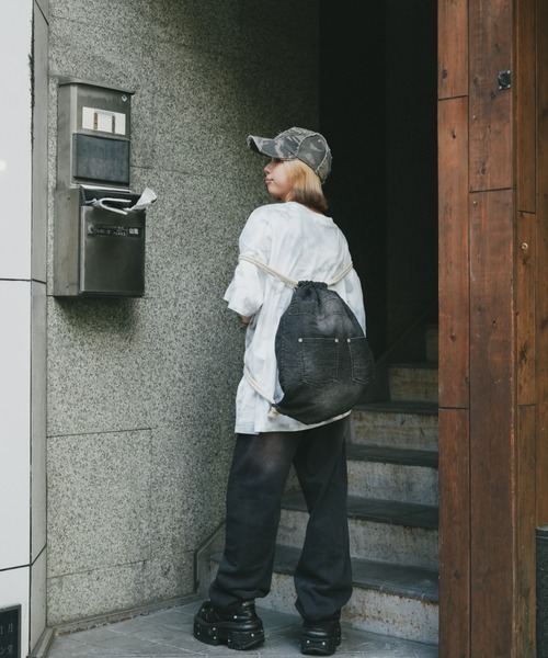 DEVICE（デバイス）の「DEVICE ウォッシュ デニム リュック ナップサック ボディバッグ（バックパック/リュック・レディース・ブラック/ブラック系その他・FREE）」の5枚目の写真