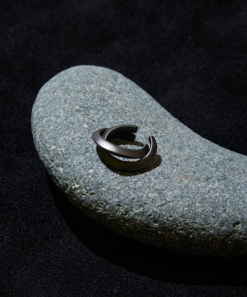 IVXLCDM(アイヴィーエックスエルシーディエム)の「IVXLCDM アイブイエックスエルシーディーエム / TRIANGLE TWIST EAR CUFF/ シルバー925トライアングルツイストイヤーカフ / IVX-A550-BK(イヤーカフ・メンズ・ブラック・FREE)」の1枚目の写真
