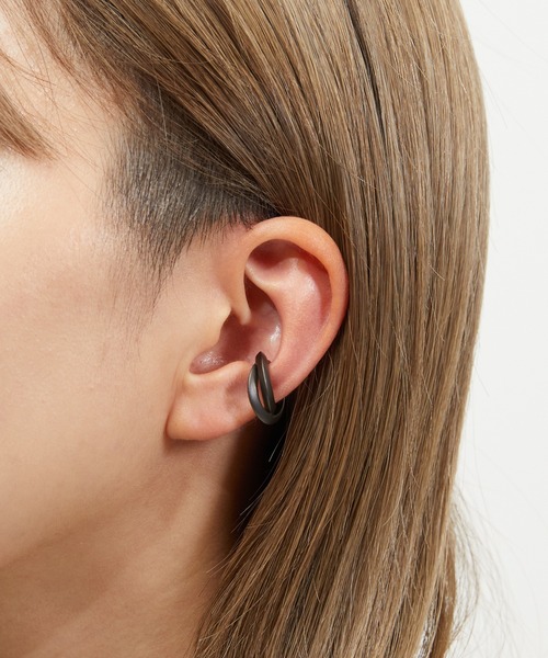 IVXLCDM(アイヴィーエックスエルシーディエム)の「IVXLCDM アイブイエックスエルシーディーエム / TRIANGLE TWIST EAR CUFF/ シルバー925トライアングルツイストイヤーカフ / IVX-A550-BK(イヤーカフ・メンズ・ブラック・FREE)」の2枚目の写真
