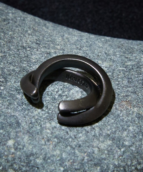 IVXLCDM(アイヴィーエックスエルシーディエム)の「IVXLCDM アイブイエックスエルシーディーエム / TRIANGLE TWIST EAR CUFF/ シルバー925トライアングルツイストイヤーカフ / IVX-A550-BK(イヤーカフ・メンズ・ブラック・FREE)」の5枚目の写真