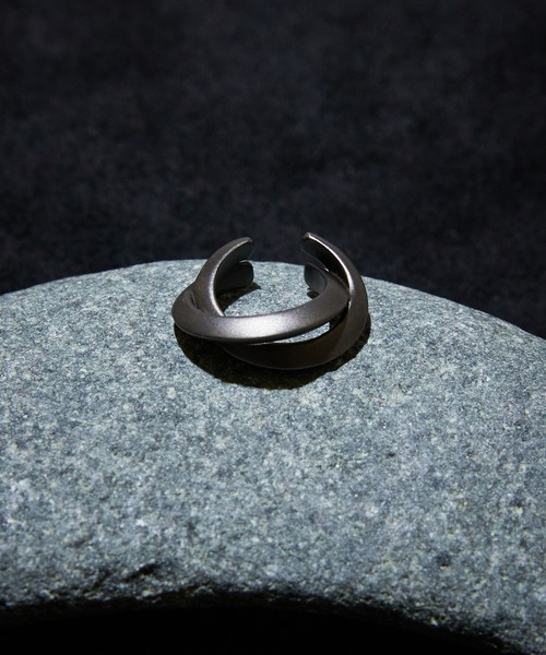 IVXLCDM(アイヴィーエックスエルシーディエム)の「IVXLCDM アイブイエックスエルシーディーエム / TRIANGLE TWIST EAR CUFF/ シルバー925トライアングルツイストイヤーカフ / IVX-A550-BK(イヤーカフ・メンズ・ブラック・FREE)」の6枚目の写真
