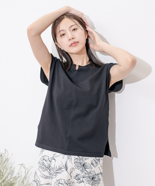 Jayro(ジャイロ)の「金具付スリット入りプルオーバー(Tシャツ/カットソー・レディース・ホワイト系その他/ピンク/ブルー/ブラック・M)」の1枚目の写真