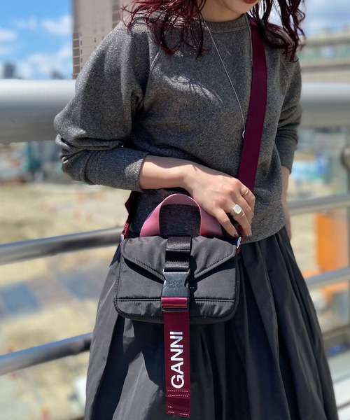 GANNI（ガニー）の「『別注』GANNI×URBAN RESEARCH　TechMiniSatchel（ショルダーバッグ・レディース・ブラック系その他・-）」の4枚目の写真