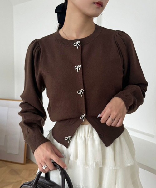 one after another NICE CLAUP（ワンアフターアナザーナイスクラップ）の「リボンボタンカーディガン（カーディガン/ボレロ・レディース・ブラウン/レッド/アイボリー/ブラック/杢グレー・FREE）」の4枚目の写真