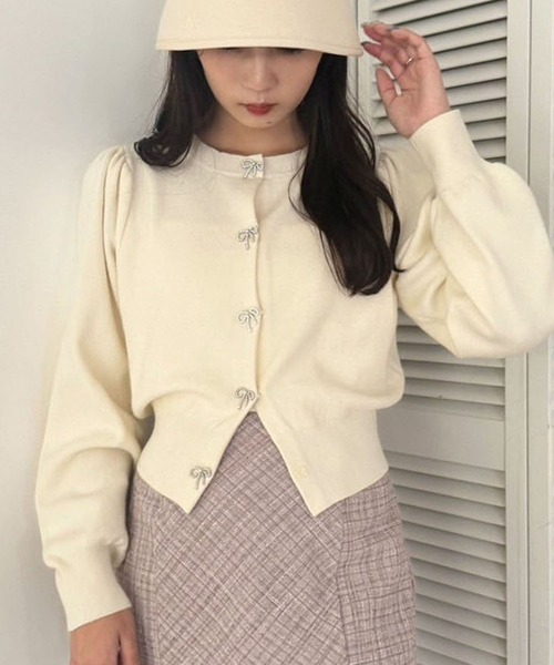 one after another NICE CLAUP（ワンアフターアナザーナイスクラップ）の「リボンボタンカーディガン（カーディガン/ボレロ・レディース・ブラウン/レッド/アイボリー/ブラック/杢グレー・FREE）」の2枚目の写真