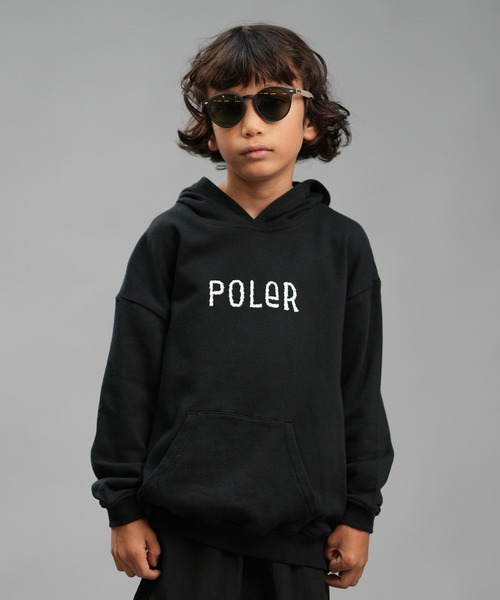 POLeR(ポーラー)の「POLER/ポーラー キッズ パーカー LOGO LTD PL ムラサキBOYSパーカー 249MCV0030(パーカー・キッズ・グレー/ブラック・130cm/140cm/150cm/160cm)」の2枚目の写真