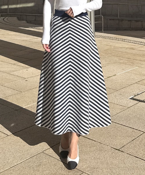 JENNE(ジェンヌ)の「変形ストライプニットスカート(スカート・レディース・ベージュ/ネイビー・SMALL/MEDIUM/LARGE)」の2枚目の写真