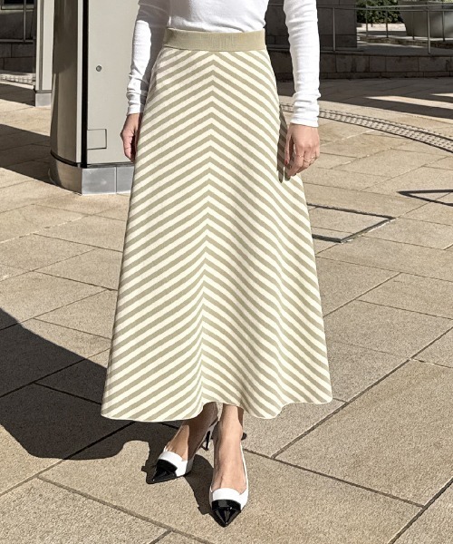 JENNE(ジェンヌ)の「変形ストライプニットスカート(スカート・レディース・ベージュ/ネイビー・SMALL/MEDIUM/LARGE)」の4枚目の写真