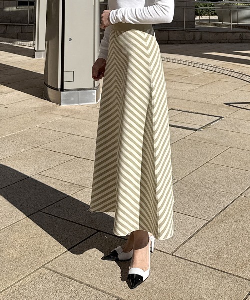 JENNE(ジェンヌ)の「変形ストライプニットスカート(スカート・レディース・ベージュ/ネイビー・SMALL/MEDIUM/LARGE)」の8枚目の写真