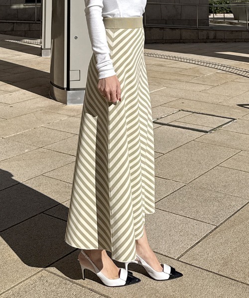 JENNE(ジェンヌ)の「変形ストライプニットスカート(スカート・レディース・ベージュ/ネイビー・SMALL/MEDIUM/LARGE)」の9枚目の写真