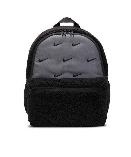 NIKE(ナイキ)の「ナイキ ブラジリア JDI キッズ ミニ バックパック (11L) / Nike Brasilia JDI Kids' Mini Backpack (11L) DQ5340-010 Black(バックパック/リュック・キッズ・ブラック・ONE SIZE)」の3枚目の写真