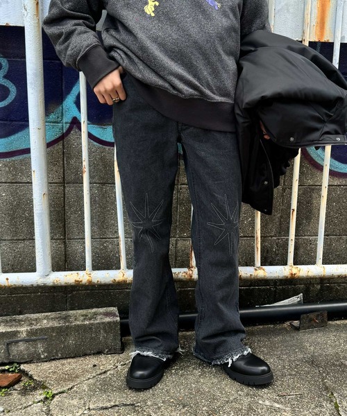 SENSE OF PLACE by URBAN RESEARCH（センスオブプレイスバイアーバンリサーチ）の「『別注』SHUHEI KOKI×SENSE OF PLACE　フレアデニム（デニムパンツ・メンズ・ブラック/インディゴブルー・LARGE/MEDIUM）」の3枚目の写真